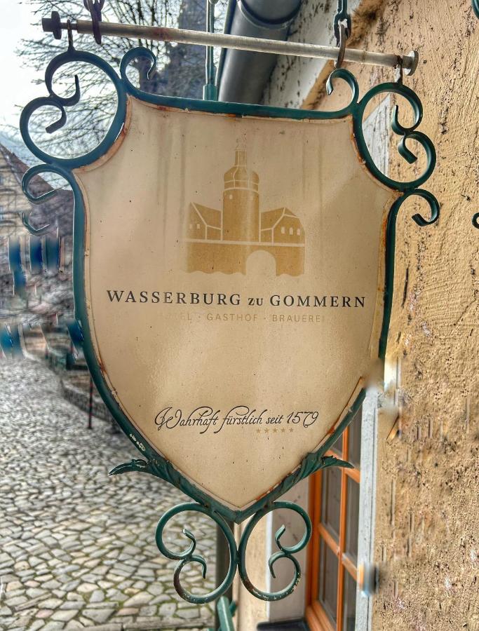 Wappen und historische Bausubstanz der Wasserburg